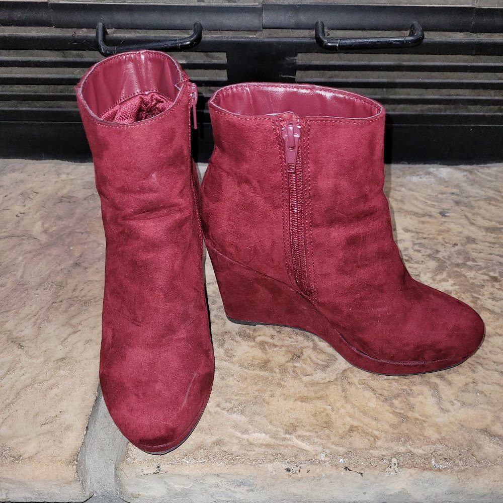 Manifest maroon wedges
